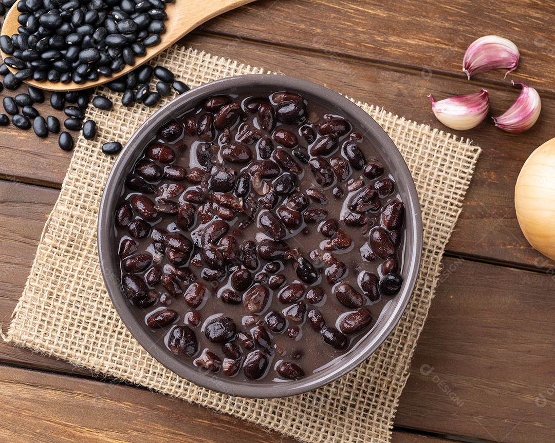 Tigela com delicioso feijão preto