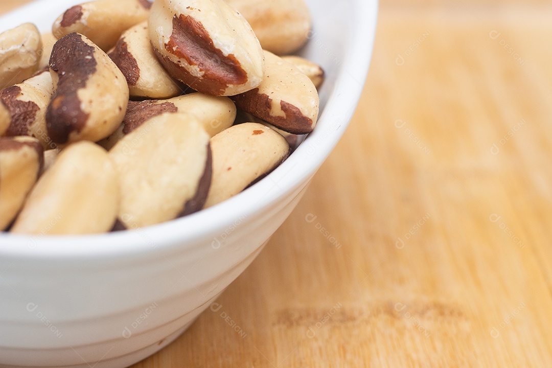 Tigela com castanhas do pará