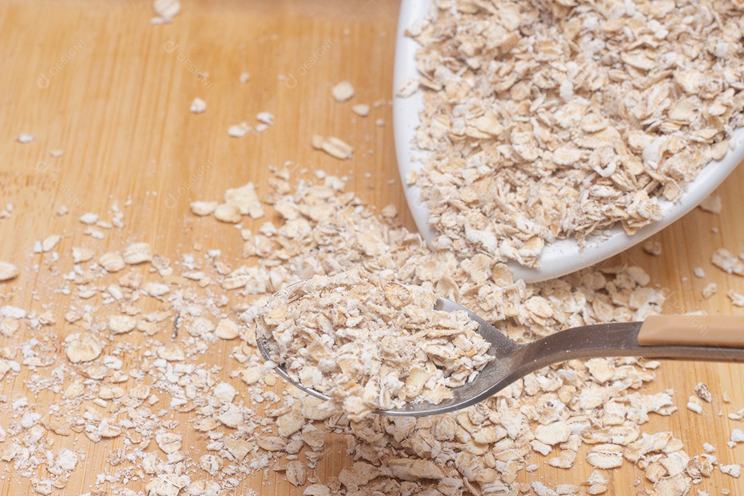 Tigela cheia com aveia e colher pegando