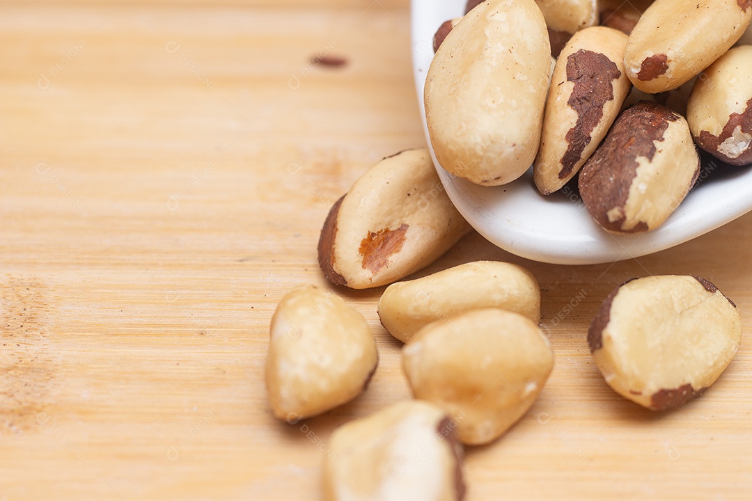 Tigela com castanhas do pará