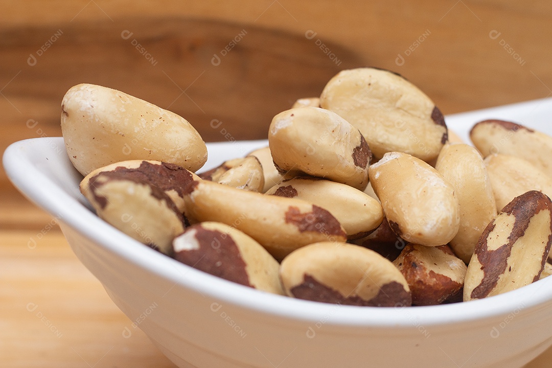 Tigela com castanhas do pará