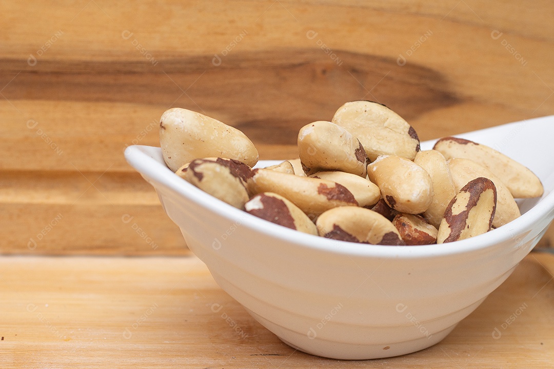 Tigela com castanhas do pará