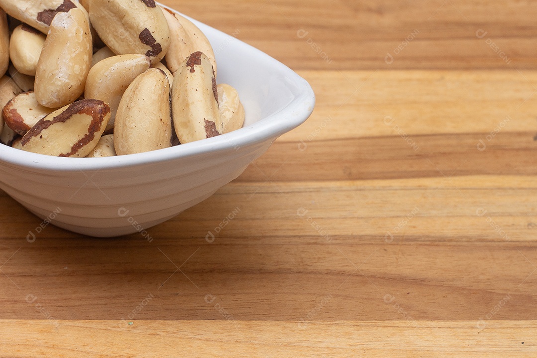 Tigela cheia de castanhas do Pará