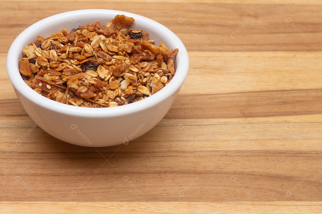Tigela branca cheia de granola