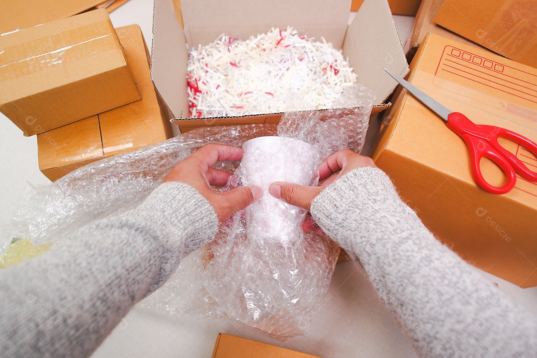 Uma mão humana está embrulhando um copo