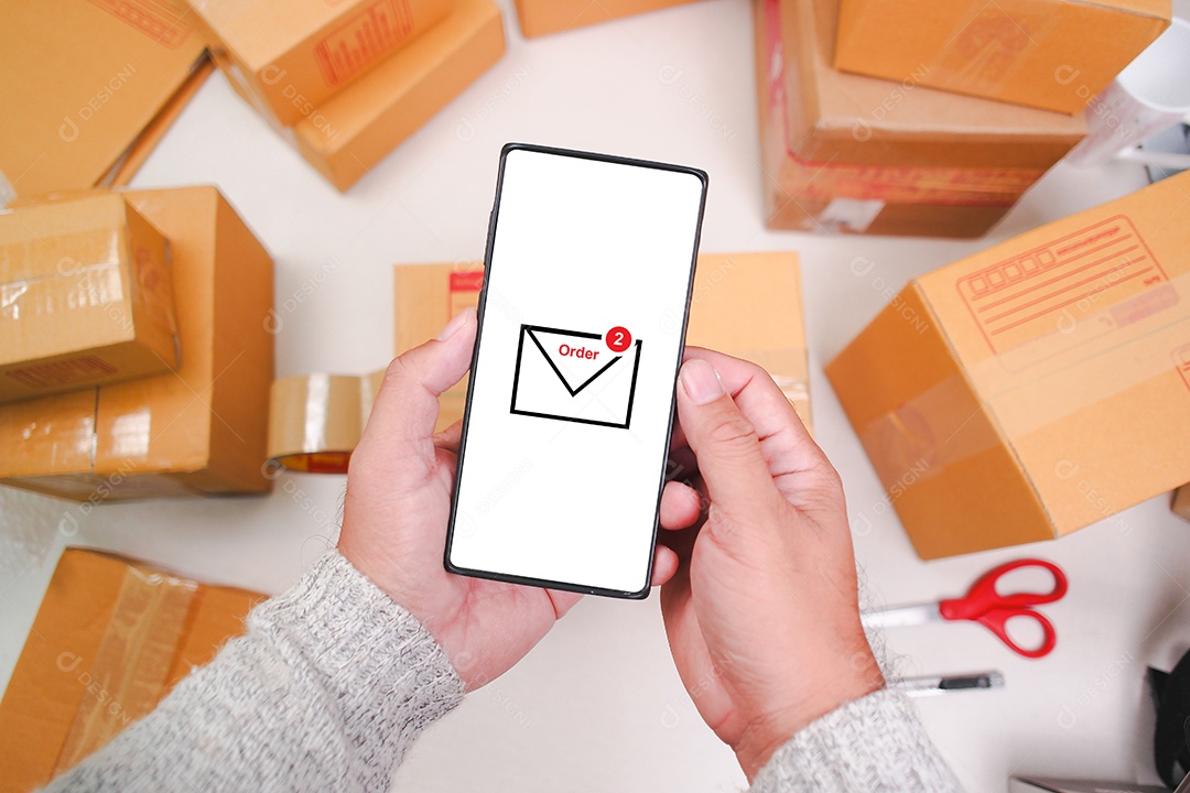 Símbolo de mensagem de pedido exibido na tela branca do smartphone