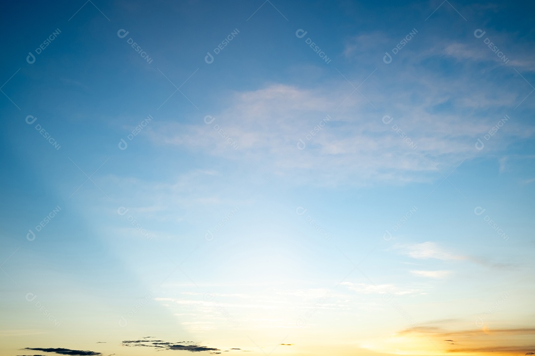 Céu azul contra nuvens