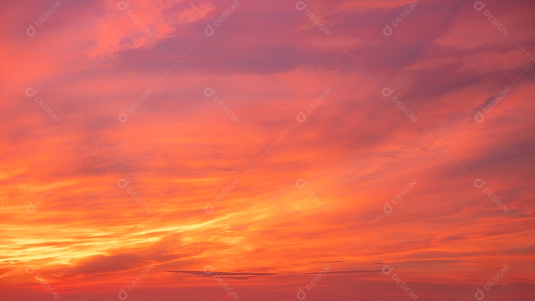 Céu ao entardecer com nuvem