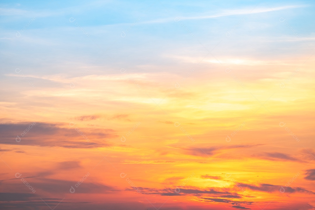 Um lindo céu ao por do sol