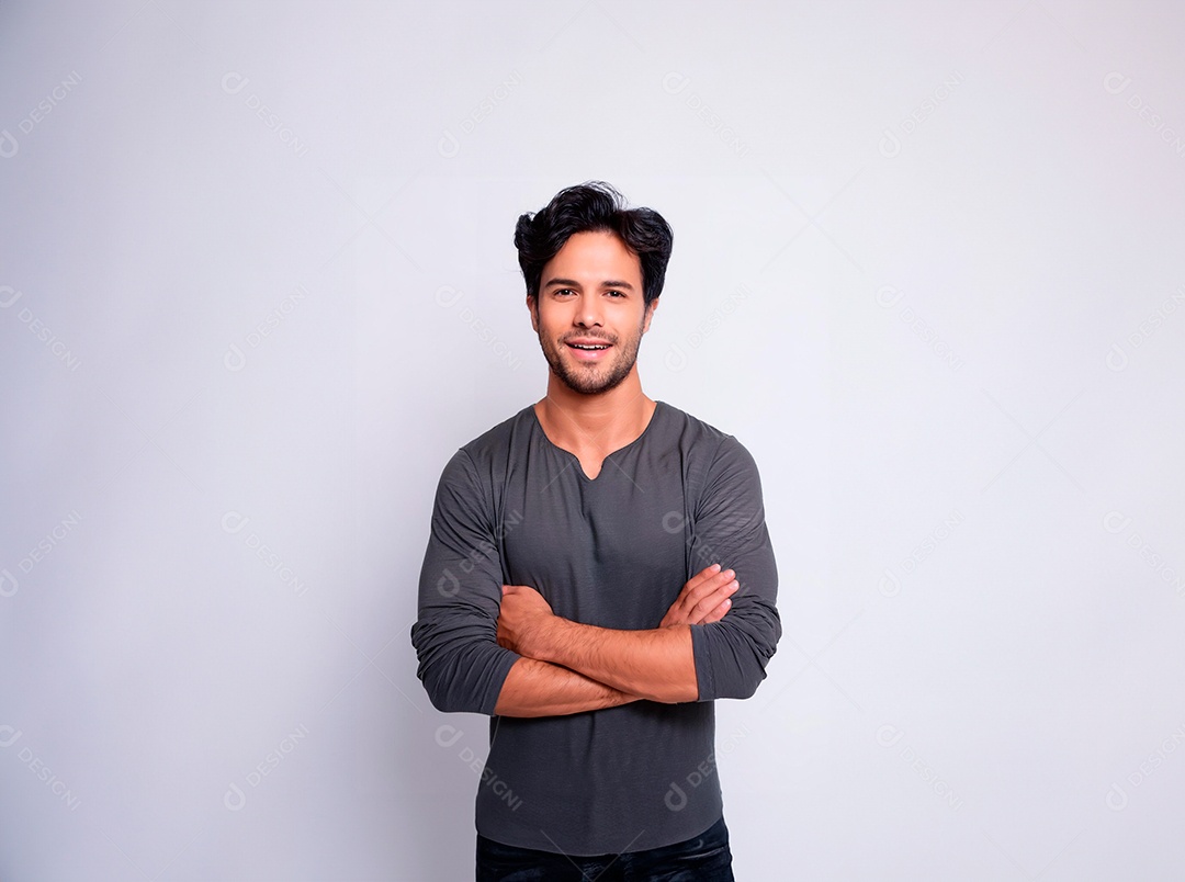 Homem Jovem Feliz e Sorridente Com Cabelos Pretos e Fundo Branco Isolado