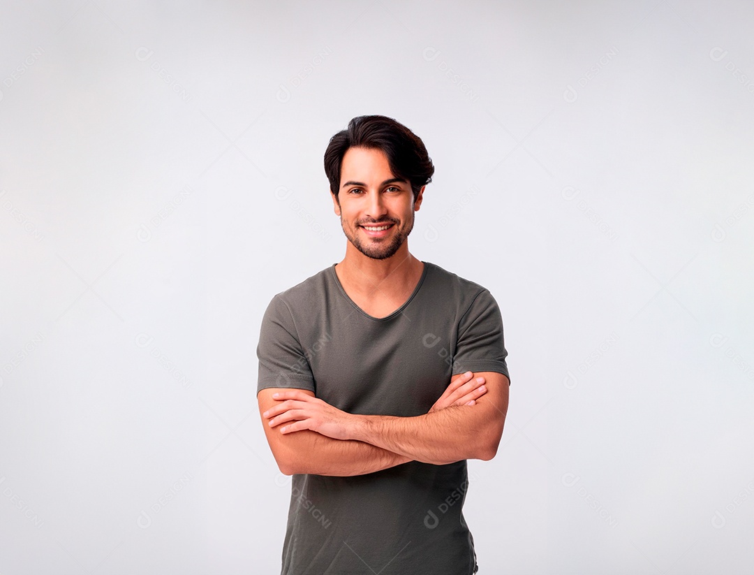 Homem Jovem Feliz e Sorridente Com Cabelos Pretos e Fundo Branco Isolado