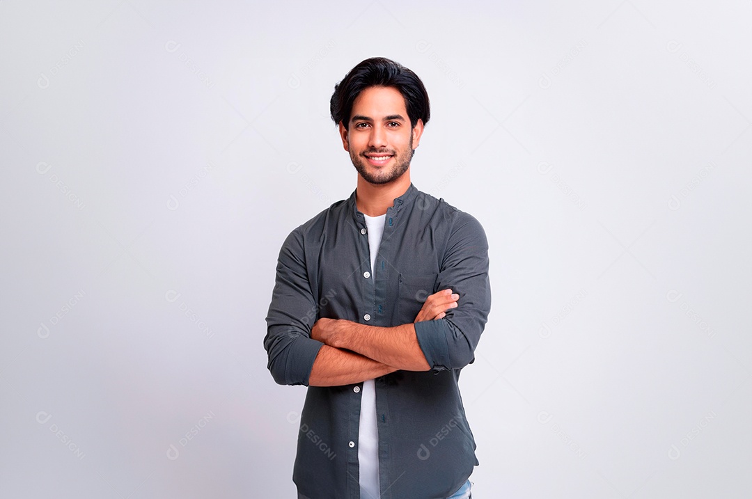 Homem Jovem Feliz e Sorridente Com Cabelos Pretos e Fundo Branco Isolado