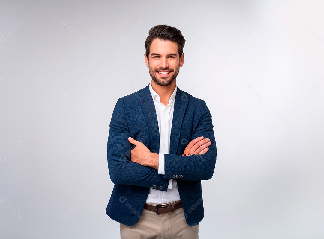 Homem Jovem Feliz e Sorridente Com Cabelos Pretos e Fundo Branco Isolado