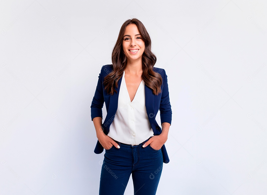 Mulher jovem feliz e sorridente com cabelos castanhos roupa social