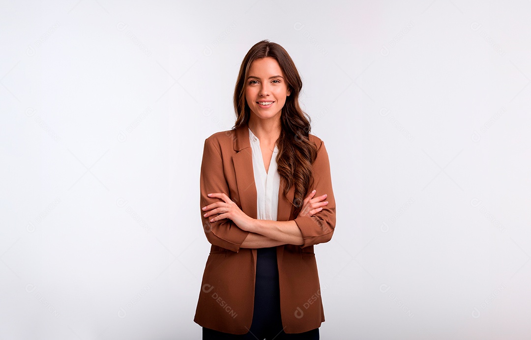 Mulher jovem feliz e sorridente com cabelos castanhos roupa social