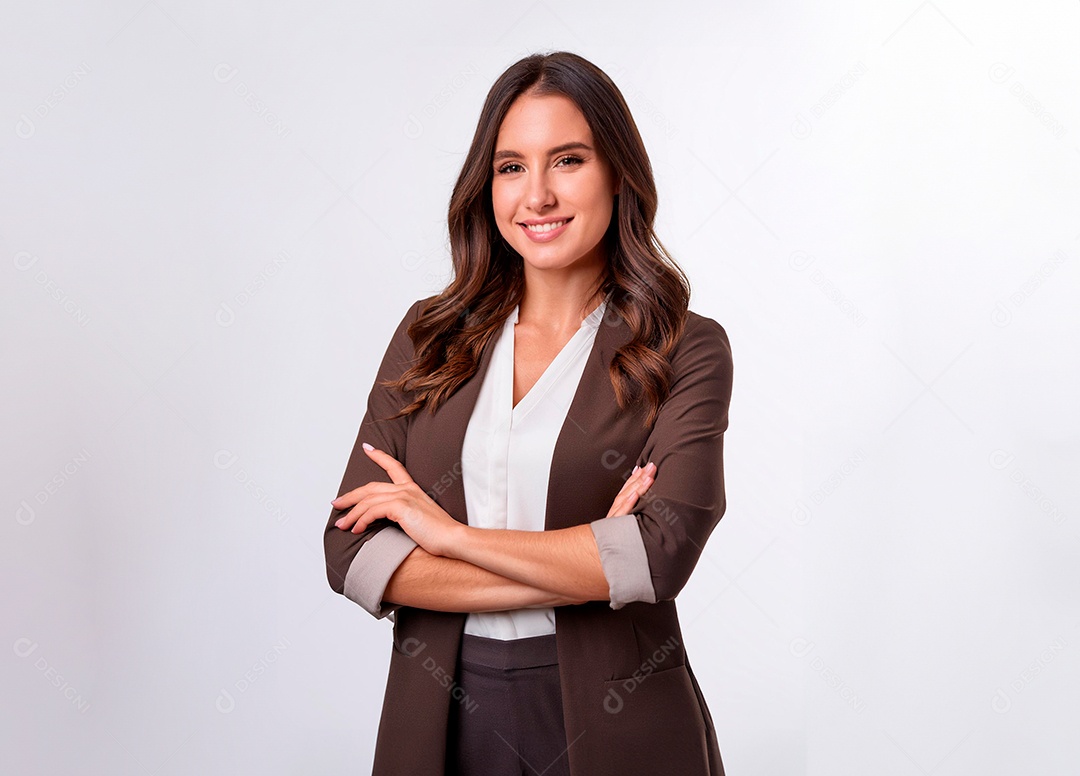 Mulher jovem feliz e sorridente com cabelos castanhos roupa social