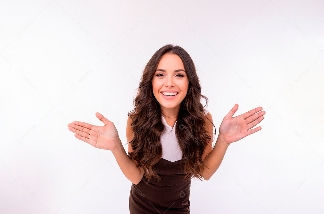 Mulher morena feliz e sorridente com cabelos ondulados