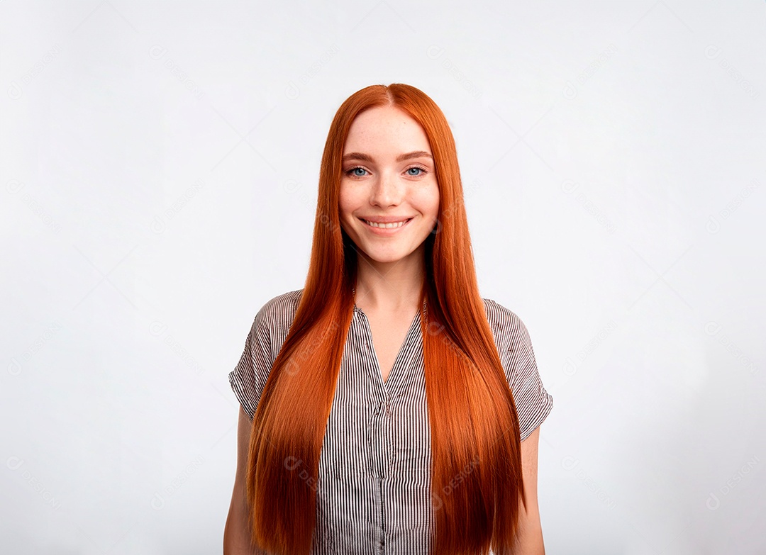 Mulher ruiva feliz e sorridente com cabelos lisos e longos