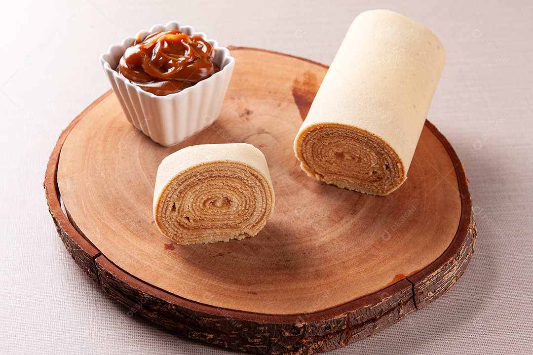 Sobremesa típica do nordeste brasileiro chamada bolo de rocambole