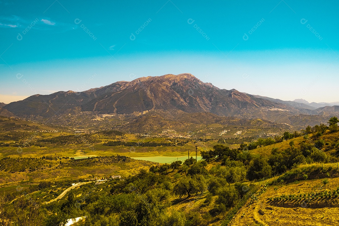 Bela vista da montanha e do reservatório de Viñuela em Málaga