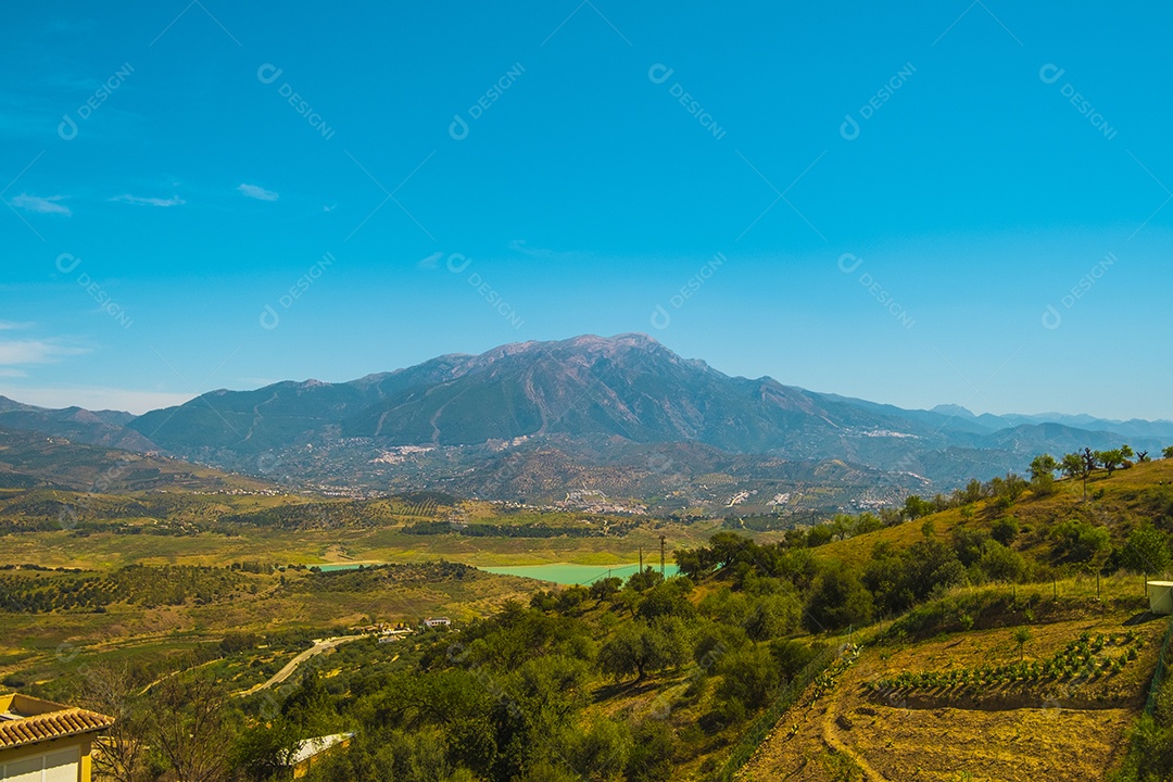 Bela vista da montanha e do reservatório de Viñuela em Málaga