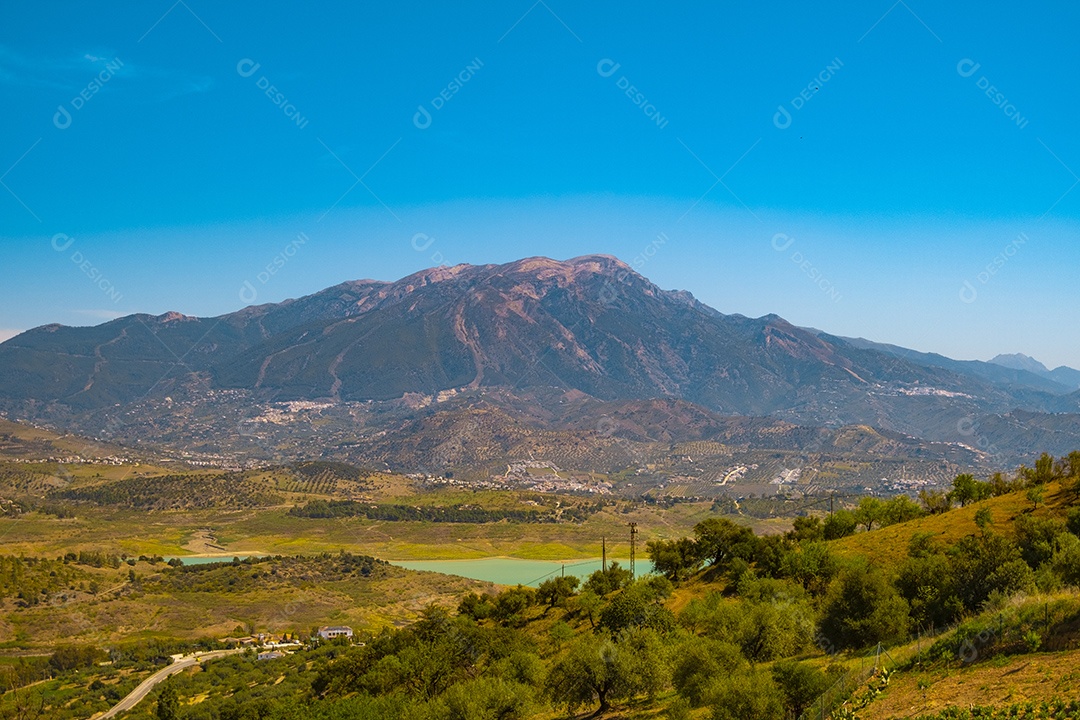 Bela vista da montanha e do reservatório de Viñuela em Málaga