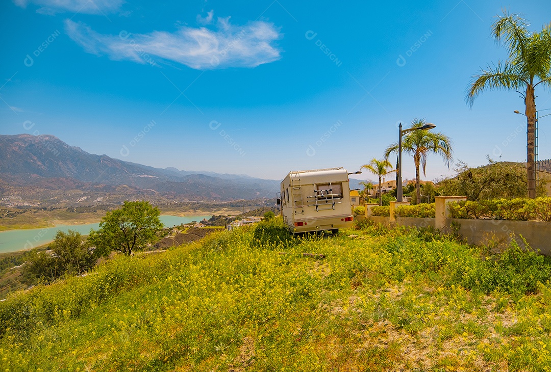 Bela vista da montanha e do reservatório de Viñuela em Málaga