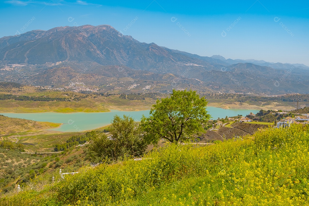 Bela vista da montanha e do reservatório de Viñuela em Málaga