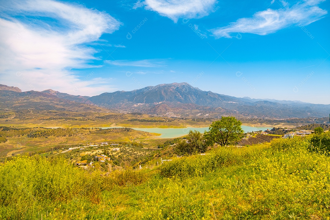 Bela vista da montanha e do reservatório de Viñuela em Málaga