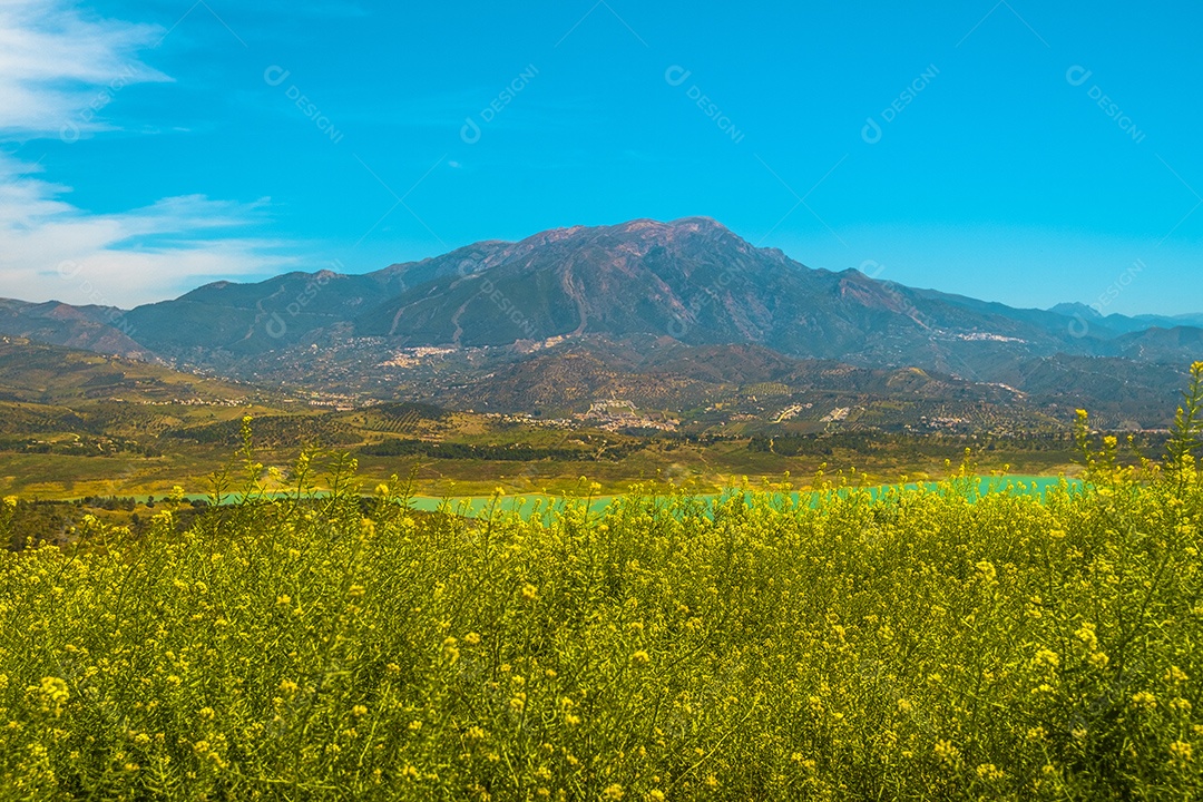 Bela vista da montanha e do reservatório de Viñuela em Málaga