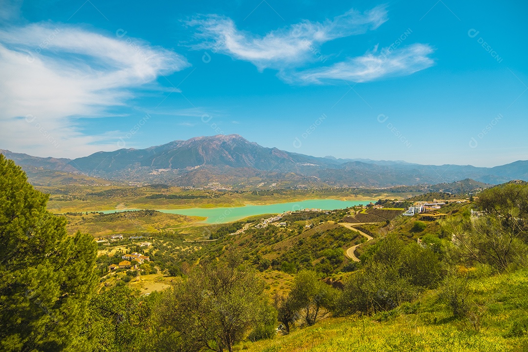 Bela vista da montanha e do reservatório de Viñuela em Málaga