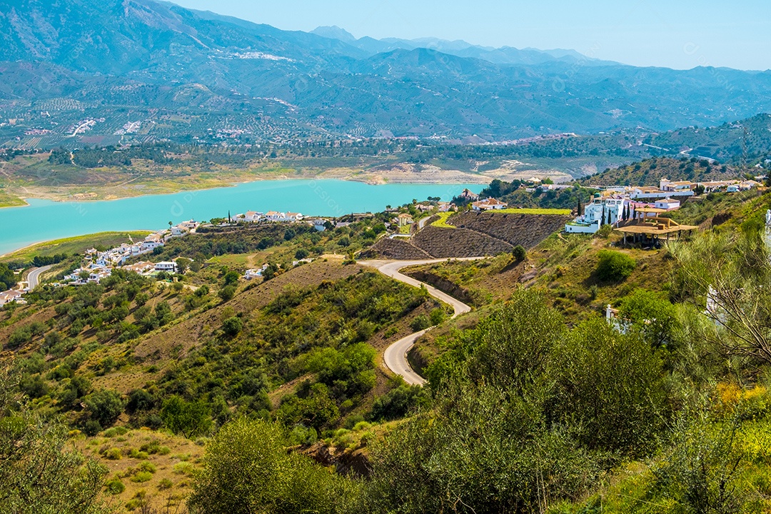 Bela vista da montanha e do reservatório de Viñuela em Málaga