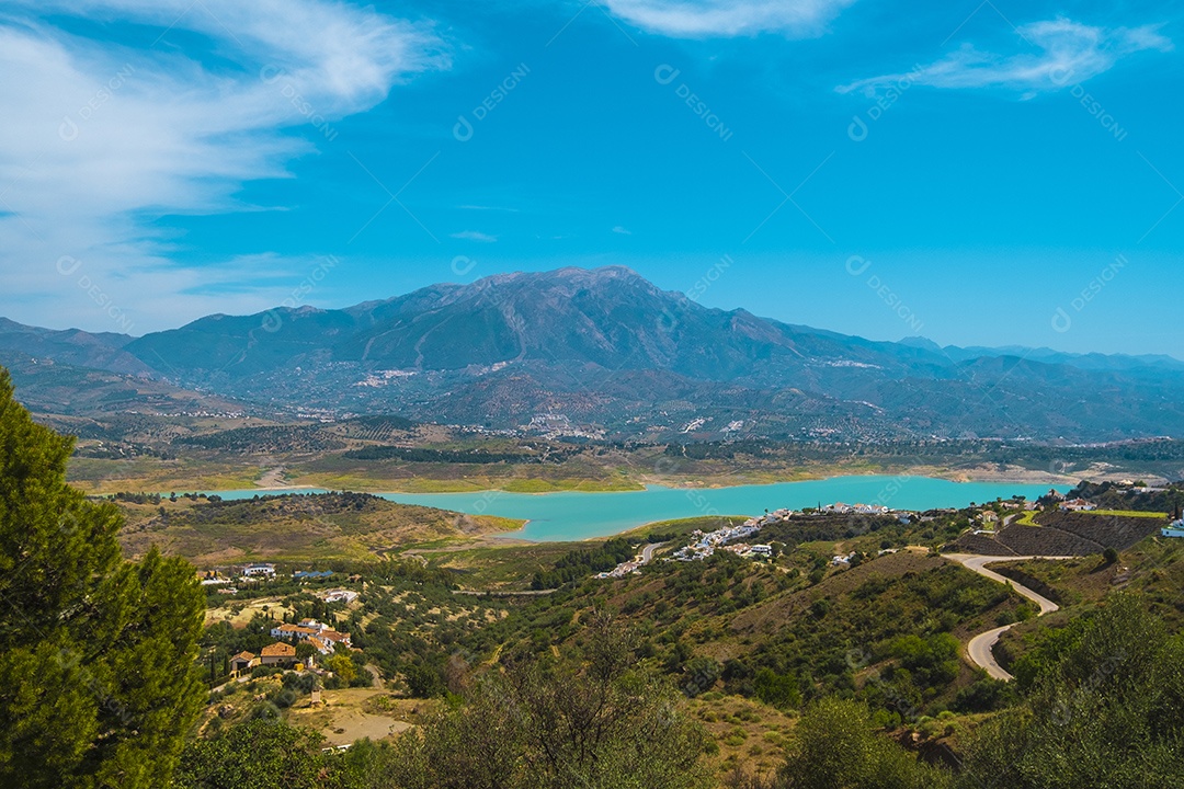Bela vista da montanha e do reservatório de Viñuela em Málaga