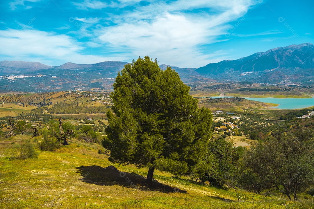 Bela vista da montanha e do reservatório de Viñuela em Málaga