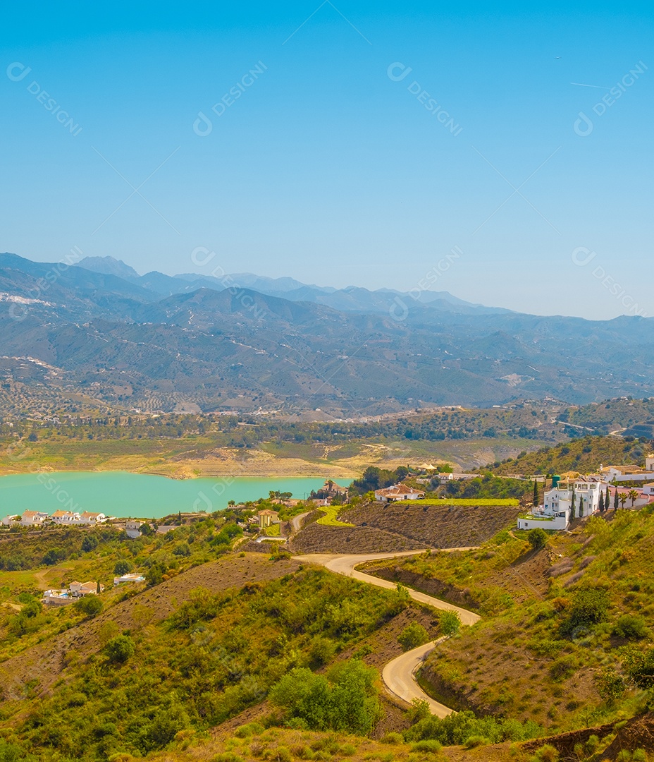 Bela vista da montanha e do reservatório de Viñuela em Málaga