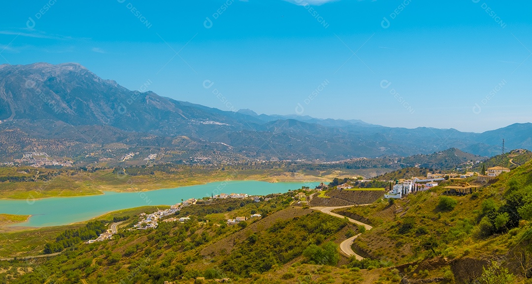 Bela vista da montanha e do reservatório de Viñuela em Málaga