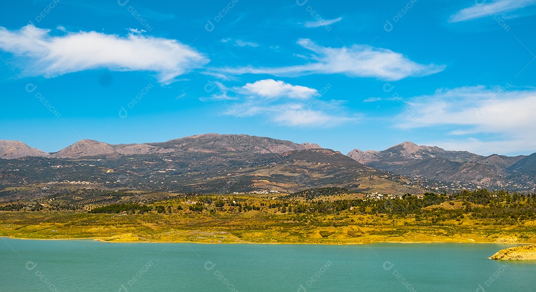 Bela vista da montanha e do reservatório de Viñuela em Málaga