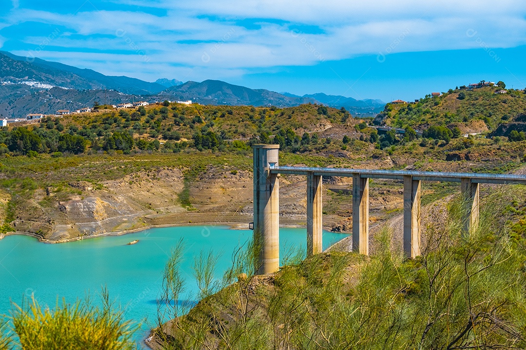 Bela vista da montanha e do reservatório de Viñuela em Málaga