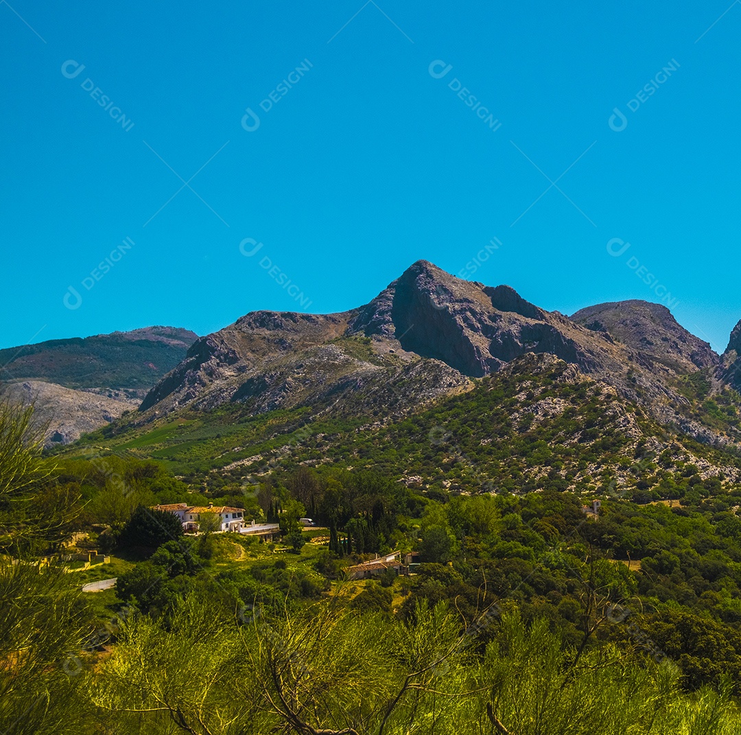 Foto aérea de drone da vila branca de Tolox na Espanha