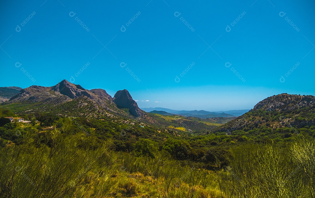 Foto aérea de drone da vila branca de Tolox na Espanha