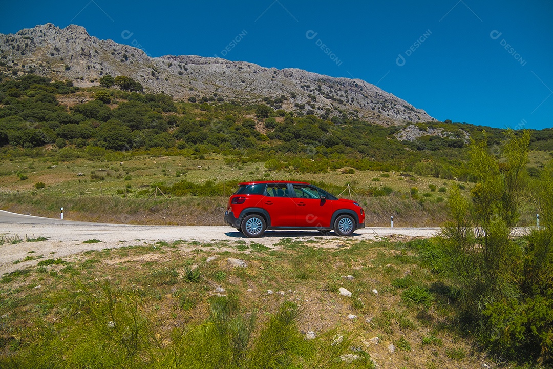 Carro vermelho parou em estrada de terra nas montanhas da Andaluzia