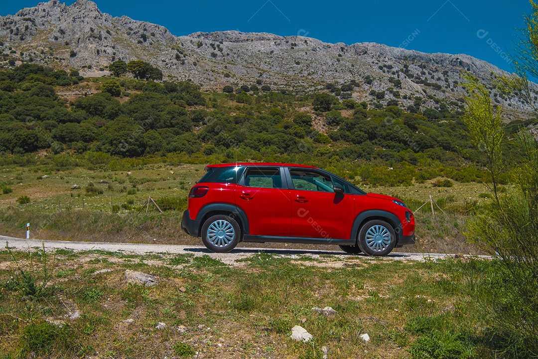 Carro vermelho parou em estrada de terra nas montanhas da Andaluzia