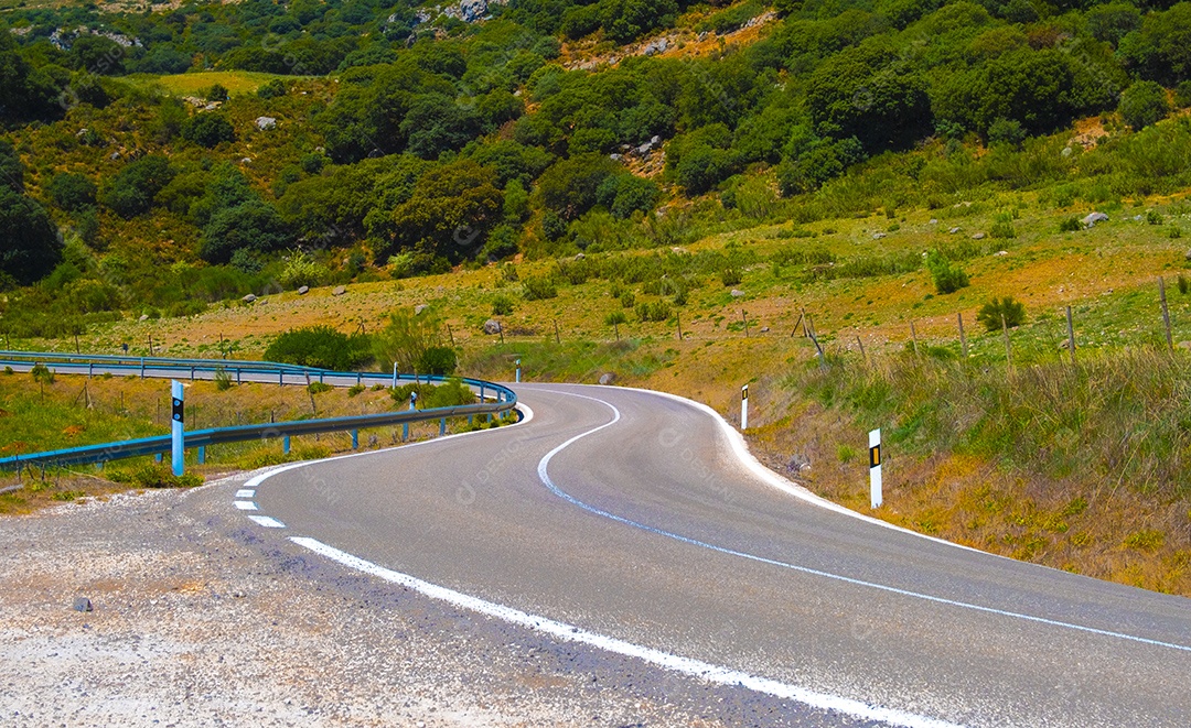 Curva na estrada asfaltada que corta montanhas no interior da andaluzia