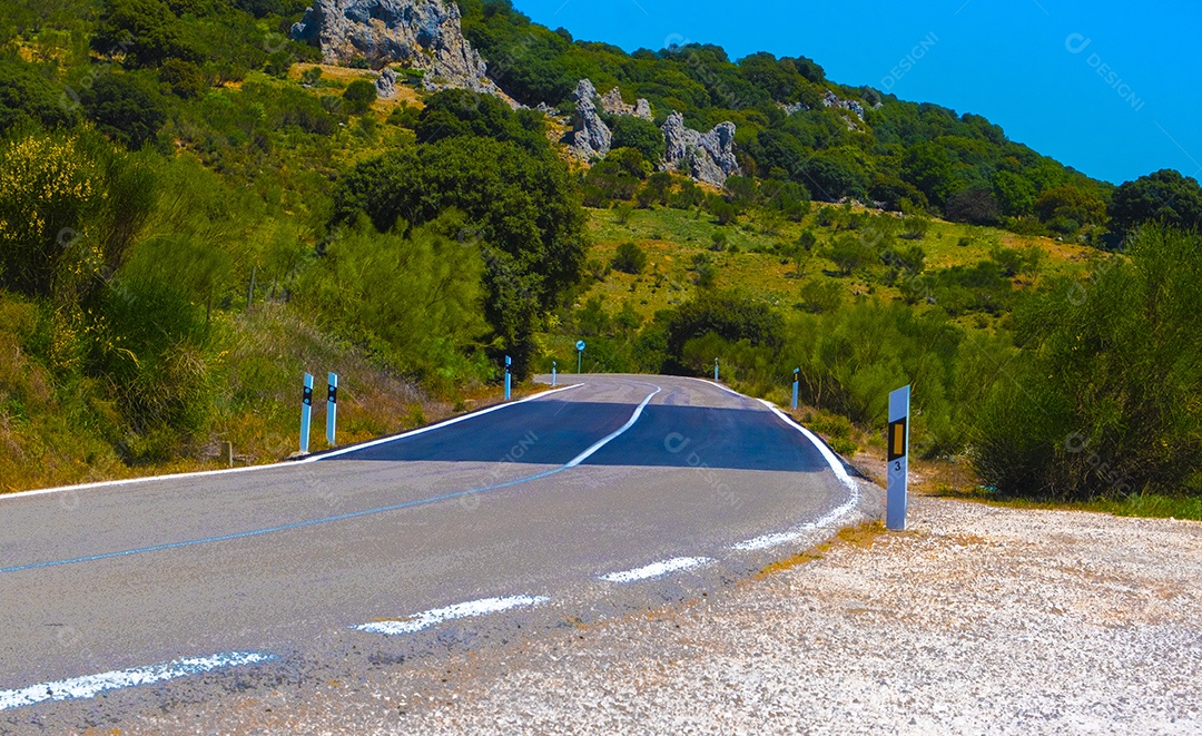 Curva na estrada asfaltada que corta montanhas no interior da andaluzia