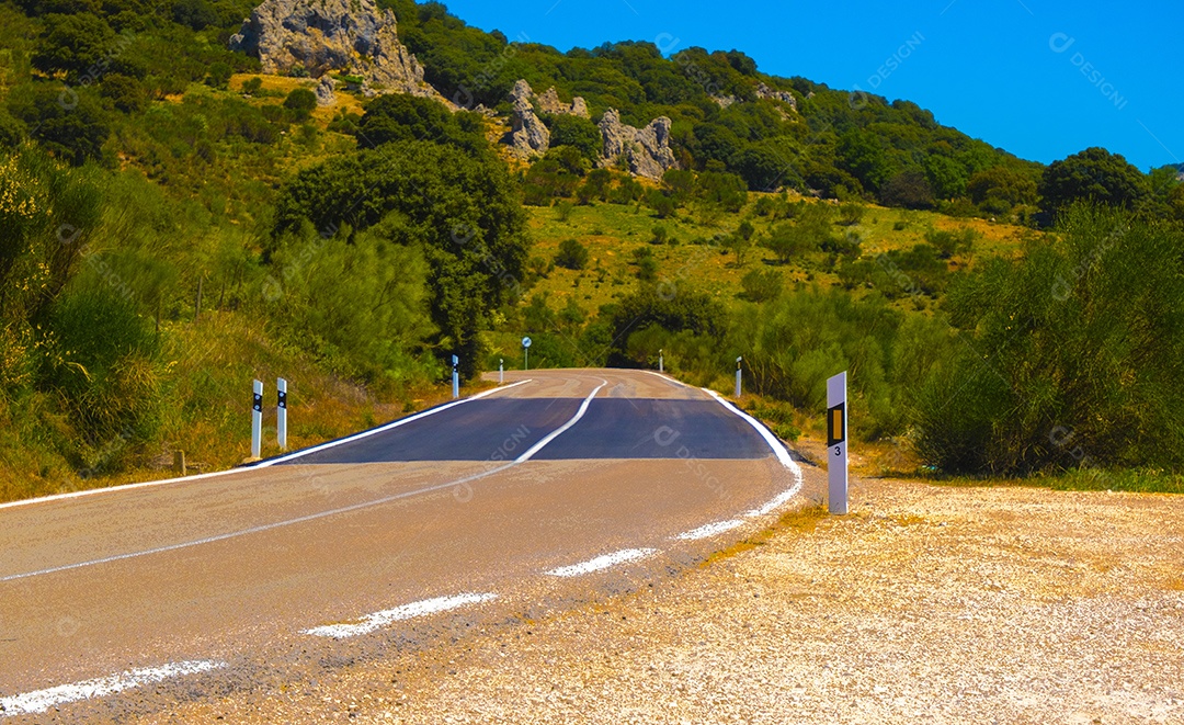 Curva na estrada asfaltada que corta montanhas no interior da andaluzia