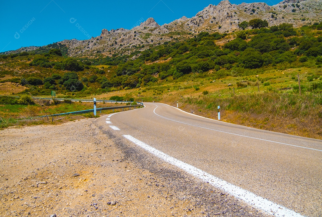 Curva na estrada asfaltada que corta montanhas no interior da andaluzia