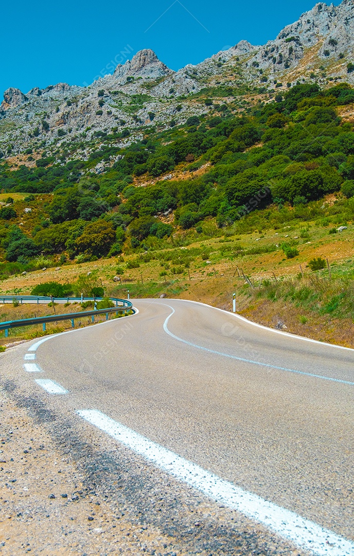 Curva na estrada asfaltada que corta montanhas no interior da andaluzia