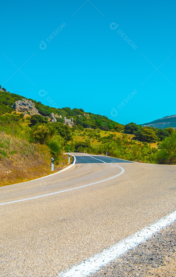 Curva na estrada asfaltada que corta montanhas no interior da Andaluzia