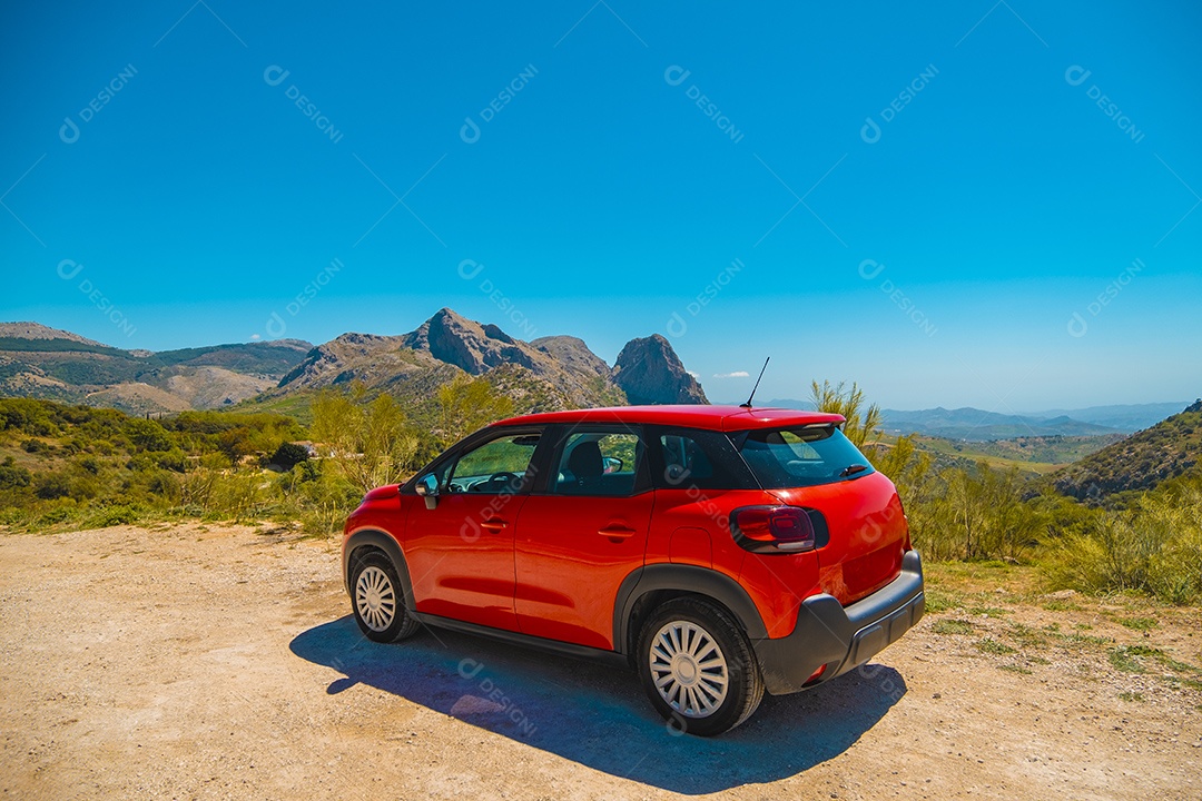 Carro vermelho parou em estrada de terra nas montanhas da Andaluzia