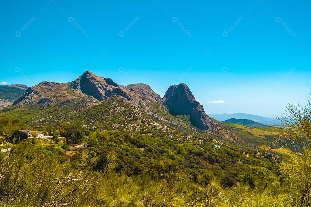 Foto aérea de drone da vila branca de Tolox na Espanha